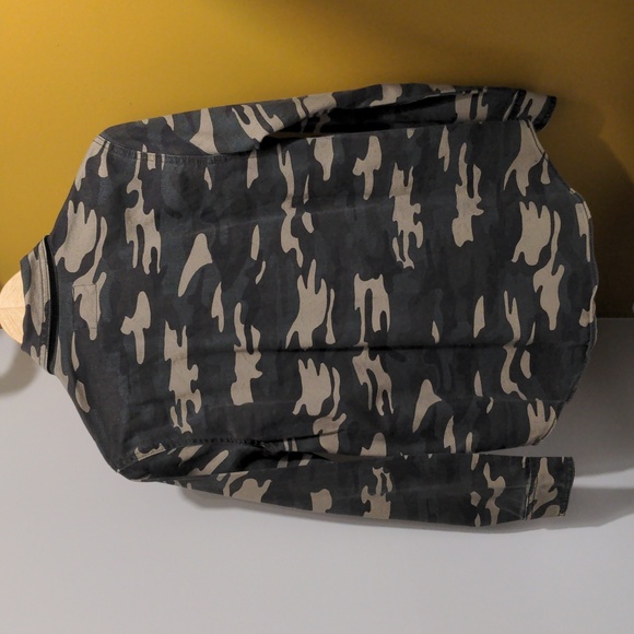 Forever 21 Camo Shirt/Jacket - Picture 4 of 5
